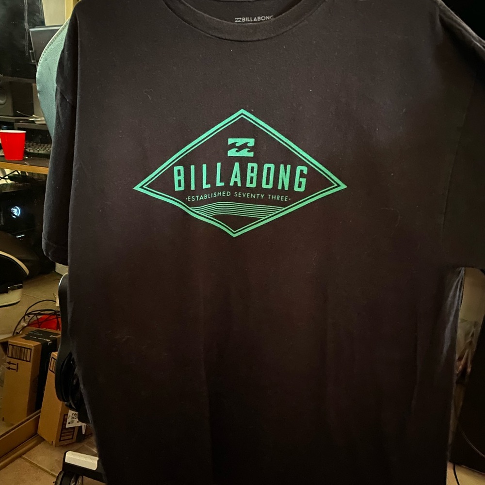 Billabong black and green surf tee